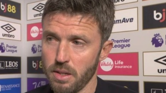 Michael Carrick ukazuje skutočné farby po kontroverznom rozhodnutí – „jeden sa mýli“
