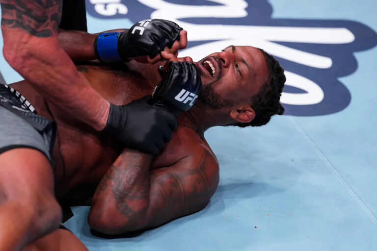 Michael Johnson bol prevezený do nemocnice po brutálnej knockoutovej prehre UFC 326