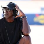 Michael Jordan, člen Siene slávy NBA a spolumajiteľ 23XI Racing sleduje počas pretekov NASCAR Cup Series Straight Talk Wireless 500 na Phoenix Raceway
