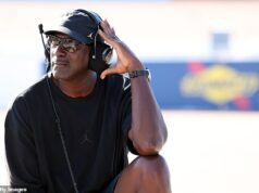 Michael Jordan vysvetľuje, prečo odišiel z centra pozornosti NBA a prijal NASCAR Michael Jordan, člen Siene slávy NBA a spolumajiteľ 23XI Racing sleduje počas pretekov NASCAR Cup Series Straight Talk Wireless 500 na Phoenix Raceway