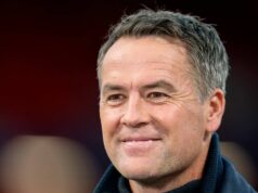 Michael Owen posiela verdikt o trofeji Liverpoolu s „hlúpym“ nárokom a bodom Arsenalu Michael Owen sa usmieva