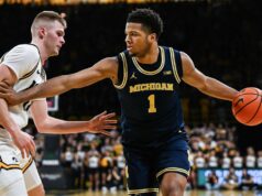 Michigan č. 3 prekonal Iowu a zostal neporazený v hre Big Ten Basketbal NCAA: Michigan v Iowe