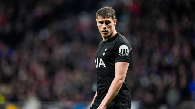 Micky van de Ven hovoril o hroznej sezóne Tottenhamu po prehre s Atleticom Madrid.