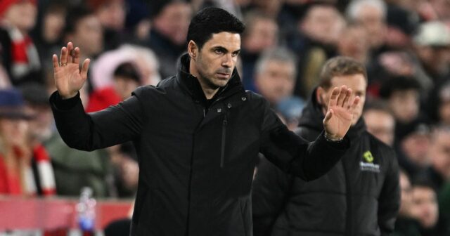 Mikel Arteta povedal, že duo Arsenalu im môže vyhrať titul, Mikel Arteta počas zápasu Arsenalu