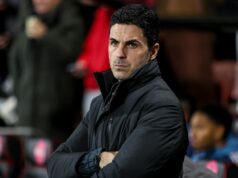 Mikel Arteta uštedril novú ranu zraneniu Arsenalu, keď ďalšia hviezda odstúpila z reprezentačnej povinnosti Hlavný tréner Mikel Arteta z Arsenalu počas zápasu Premier League medzi Bournemouthom a Arsenalom na Vitality Stadium 3. januára 2026 v Bournemouth, Anglicko