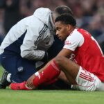 Obranca Arsenalu Jurrien Timber bol nútený odísť pre zranenie proti Evertonu.