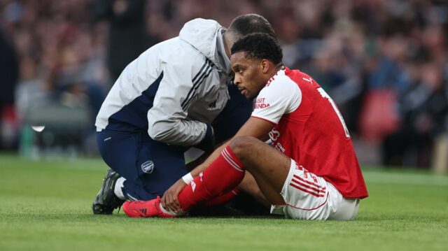 Obranca Arsenalu Jurrien Timber bol nútený odísť pre zranenie proti Evertonu.