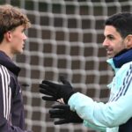 Max Dowman z Arsenalu oslavuje druhý gól svojho tímu počas zápasu Premier League medzi Arsenalom a Evertonom na Emirates Stadium.