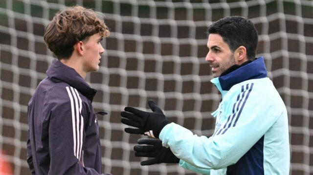 Max Dowman z Arsenalu oslavuje druhý gól svojho tímu počas zápasu Premier League medzi Arsenalom a Evertonom na Emirates Stadium.