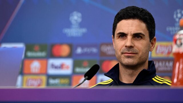 Mikel Arteta vystupuje na tlačovej konferencii