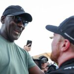 Jordan oslavuje s jazdcom Tylerom Reddickom po treťom víťazstve tímu v rade od začiatku roku 2026