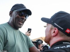 Miliardár Michael Jordan žartuje, že sú to „len peniaze“ po rekordnom víťazstve svojho tímu NASCAR v Texase Jordan oslavuje s jazdcom Tylerom Reddickom po treťom víťazstve tímu v rade od začiatku roku 2026