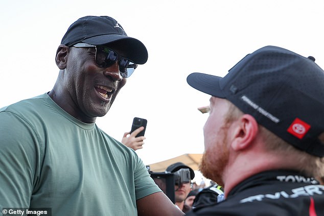 Miliardár Michael Jordan žartuje, že sú to „len peniaze“ po Jordan oslavuje s jazdcom Tylerom Reddickom po treťom víťazstve tímu v rade od začiatku roku 2026