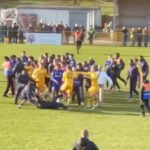 Mimoligový futbalový zápas sa končí masívnou bitkou, keď hráči sľúbia, že sa „zabijú navzájom“