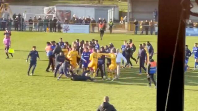 Mimoligový futbalový zápas sa končí masívnou bitkou, keď hráči sľúbia, Mimoligový futbalový zápas sa končí masívnou bitkou, keď hráči sľúbia, že sa „zabijú navzájom“