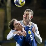 Barneyho Stewarta prebíja k lopte mladý český veľmoc Ondrej Coudek