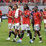 Obranca Manchestru United Ayden Heaven (v strede) bol pozvaný na tréning s anglickým seniorským tímom