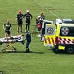 Loko Pasifiki Tonga je na snímke, ako ho vo štvrtok odvážajú do sanitky na štadióne WIN vo Wollongongu.