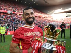 Mo Salah povedal, kde sa nachádza v historickom rebríčku Premier League pred odchodom z Liverpoolu Mohamed Salah z Liverpoolu oslavuje s trofejou Premier League, pretože Liverpool je korunovaný za šampiónov Premier League pre sezónu 2024/25 po zápase Premier League medzi Liverpool FC a Crystal Palace FC na Anfielde 25. mája 2025 v Liverpoole v Anglicku.