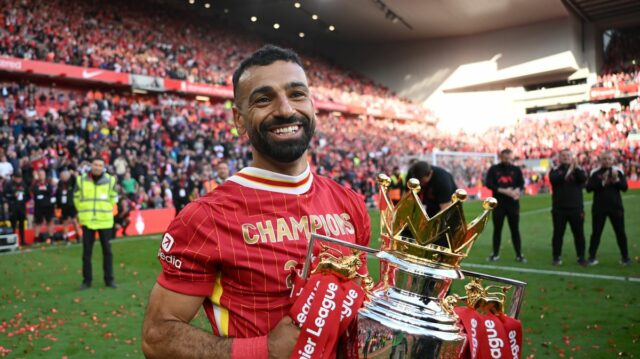 Mohamed Salah z Liverpoolu oslavuje s trofejou Premier League, pretože Liverpool je korunovaný za šampiónov Premier League pre sezónu 2024/25 po zápase Premier League medzi Liverpool FC a Crystal Palace FC na Anfielde 25. mája 2025 v Liverpoole v Anglicku. 