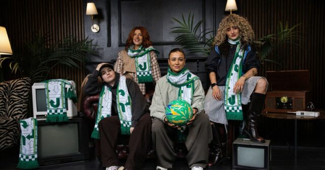 Módny návrhár vytvára limitovanú edíciu finálových šálov Ligového pohára – ako ich získať
