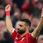 Mohamed Salah oslavuje štvrtý gól svojho tímu počas zápasu osemfinále 26. kola UEFA Ligy majstrov 2025/2026 medzi Liverpool FC a Galatasaray SK na Anfielde.