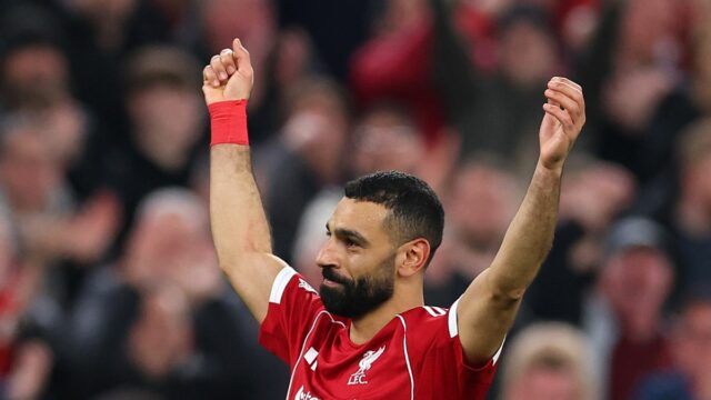 Mohamed Salah oslavuje štvrtý gól svojho tímu počas zápasu osemfinále 26. kola UEFA Ligy majstrov 2025/2026 medzi Liverpool FC a Galatasaray SK na Anfielde. 