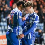 Findlay Curtis (vpravo) oslavuje s Tyreeceom Johnom-Julesom po góle za Kilmarnock