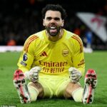 David Raya oslavuje víťazstvo nad Chelsea, ktoré udržalo Arsenal na čele s náskokom piatich bodov