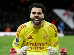 Moje srdce sa takmer zastavilo! Mikel Arteta ďakuje Davidovi Raya za prestávku v zápase proti Chelsea, ktorá ušetrila Arsenal… a udržala ho päť bodov pred Man City v boji o titul v Premier League. David Raya oslavuje víťazstvo nad Chelsea, ktoré udržalo Arsenal na čele s náskokom piatich bodov