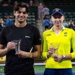 Muž sa dostal pod paľbu tenisových fanúšikov po tom, čo sa zdalo, že sa dotkol tela hviezdy Kazachstanu Eleny Rybakiny počas odovzdávania trofeje v Indian Wells v USA.