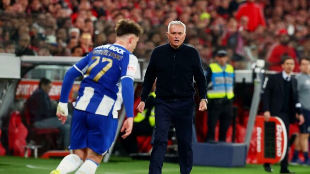 Mourinho povedal, že bol nazvaný „zradca“ po tom, čo bol vylúčený počas vrcholového derby Benfica-Porto
