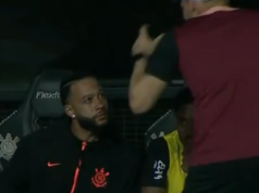 Muž United flop Memphis Depay prichytený pri používaní svojho telefónu počas zápasu a povedal mu to Memphis hovorí so zamestnancom Corinthians