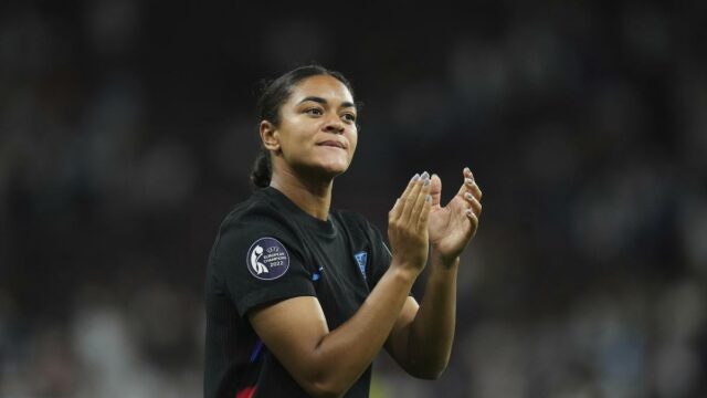 Muž dostal podmienečný trest odňatia slobody za rasové zneužívanie anglického obrancu Jessa Cartera na TikTok
