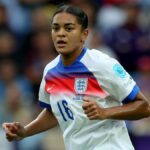 ST GALLEN, ŠVAJČIARSKO - 13. júla: Jess Carter z Anglicka prihráva loptu počas zápasu D-skupiny UEFA žien EURO 2025 medzi Anglickom a Walesom v aréne St. Gallen 13. júla 2025 vo švajčiarskom St Gallen. (Foto Alex Caparros - UEFA/UEFA cez Getty Images)