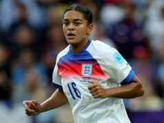 Muž, ktorý rasovo zneužíval hrdinu Levíc Jess Carter hanebnými správami, sa vyhýba väzeniu ST GALLEN, ŠVAJČIARSKO - 13. júla: Jess Carter z Anglicka prihráva loptu počas zápasu D-skupiny UEFA žien EURO 2025 medzi Anglickom a Walesom v aréne St. Gallen 13. júla 2025 vo švajčiarskom St Gallen. (Foto Alex Caparros - UEFA/UEFA cez Getty Images)