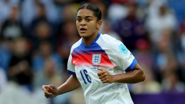ST GALLEN, ŠVAJČIARSKO - 13. júla: Jess Carter z Anglicka prihráva loptu počas zápasu D-skupiny UEFA žien EURO 2025 medzi Anglickom a Walesom v aréne St. Gallen 13. júla 2025 vo švajčiarskom St Gallen. (Foto Alex Caparros - UEFA/UEFA cez Getty Images)