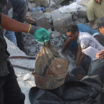 Muž obviňuje Izrael z vojnových zločinov, keď drží pozostatky dievčaťa zabitého v Iráne | Izraelsko-iránsky konflikt