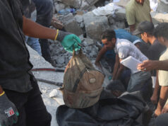 Muž obviňuje Izrael z vojnových zločinov, keď drží pozostatky dievčaťa zabitého v Iráne | Izraelsko-iránsky konflikt Muž obviňuje Izrael z vojnových zločinov, keď drží pozostatky dievčaťa zabitého v Iráne | Izraelsko-iránsky konflikt