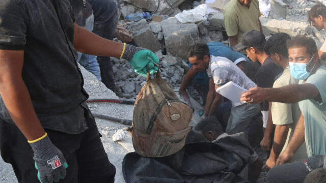 Muž obviňuje Izrael z vojnových zločinov, keď drží pozostatky dievčaťa zabitého v Iráne | Izraelsko-iránsky konflikt
