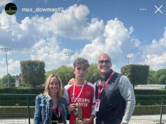 Muža kritizovaného otcom Maxa Dowmana za to, že sa podieľal na vývoji 16-ročného zázračného dieťaťa, ospravedlňuje sa po tom, čo bol označený za trénera „na hranici podvodu“ Otec Maxa Dowmana zaútočil na futbalového trénera, ktorý predtým spolupracoval s zázračným dieťaťom Arsenalu.