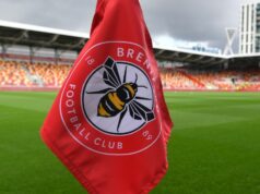 Muža zatkli po tom, ako dvaja zakrvavení hráči Brentfordu zasahovali do „rasovo motivovaného útoku“ Rohová zástava FC Brentford