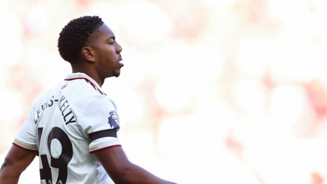 Myles Lewis-Skelly sa pripojil k užšiemu výberu troch hráčov Man Myles Lewis-Skelly bol spájaný s prestupom do Manchestru United po tom, čo upustil od rozhodovania v Arsenale