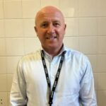 Kevin Lynch (51) je v súčasnosti vo vážnom, ale stabilizovanom stave v nemocnici po tom, čo bol zranený pri údajnom útoku v golfovom klube Huyton a Prescot.