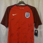 Táto podpísaná košeľa z roku 2016 je najdrahšia anglická súprava online za 15 072,25 £