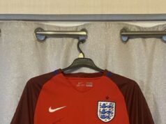 Najdrahšie tričká v Anglicku: Three Lions stáli za svoj nový top z majstrovstiev sveta na závratných 134,99 £… ale jedna online súprava stojí viac ako HOUSE DEPOSIT Táto podpísaná košeľa z roku 2016 je najdrahšia anglická súprava online za 15 072,25 £