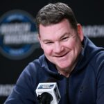 Tréner mužského basketbalového klubu Arizony Tommy Lloyd prerušil rozhovory o voľnom mieste v Severnej Karolíne, keď sa jeho najlepšie nasadení Wildcats pripravovali na štvrtkový zápas Sweet 16.