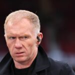 MANCHESTER, ANGLICKO – 8. MÁJ: Paul Scholes pracuje ako televízny učenec pre TNT Sports počas semifinálového zápasu druhej etapy Európskej ligy UEFA 2024/25 medzi Manchestrom United a Athletic Club na Old Trafford 8. mája 2025 v Manchestri v Anglicku. (Foto: Robbie Jay Barratt - AMA/Getty Images)