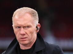 Najlepšia voľba Paula Scholesa na pozíciu manažéra Man Utd nemala prácu už mesiace po prepustení MANCHESTER, ANGLICKO – 8. MÁJ: Paul Scholes pracuje ako televízny učenec pre TNT Sports počas semifinálového zápasu druhej etapy Európskej ligy UEFA 2024/25 medzi Manchestrom United a Athletic Club na Old Trafford 8. mája 2025 v Manchestri v Anglicku. (Foto: Robbie Jay Barratt - AMA/Getty Images)