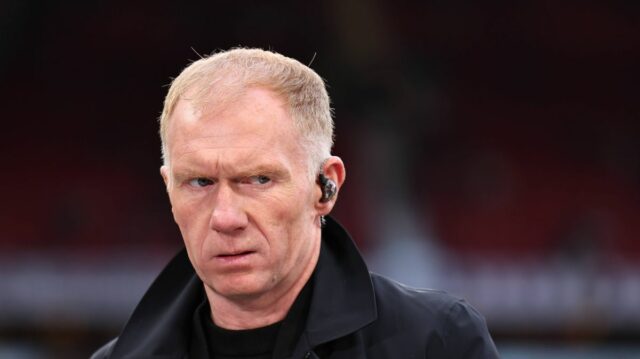 MANCHESTER, ANGLICKO – 8. MÁJ: Paul Scholes pracuje ako televízny učenec pre TNT Sports počas semifinálového zápasu druhej etapy Európskej ligy UEFA 2024/25 medzi Manchestrom United a Athletic Club na Old Trafford 8. mája 2025 v Manchestri v Anglicku. (Foto: Robbie Jay Barratt - AMA/Getty Images)